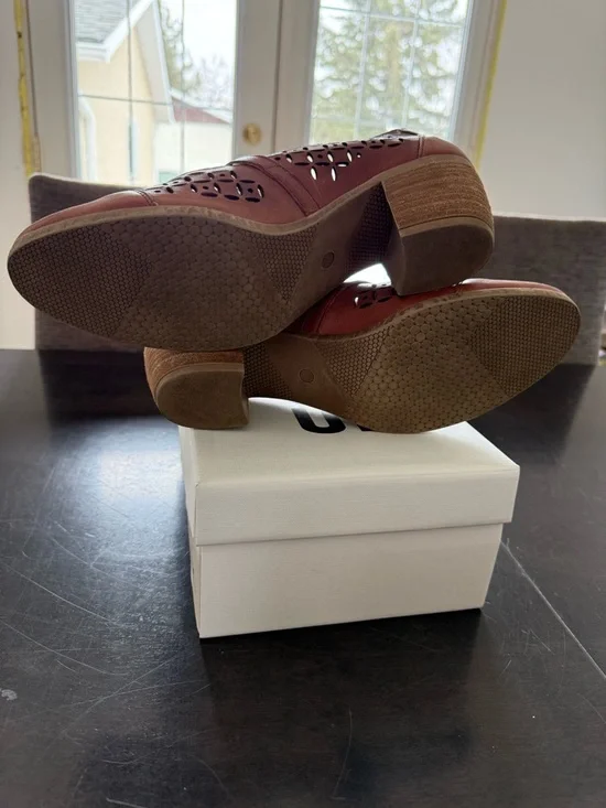 T-Strap Leather Pumps - Picture 5 of 5